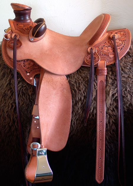 Gullet - 7 -1/2H by 6 - 1/4W by 4, Horn - 3 by 3 inch Round Horn, 94 degree Quarter Horse bars,7/8ths full in skirt riggin, 16 - 1/4 inch seat Cheyenne Roll - 1 - 3/4 inch and decorated with
Valleys' Sheridan floral tooling pattern dallied by Valleys' Vaquero Lace border.